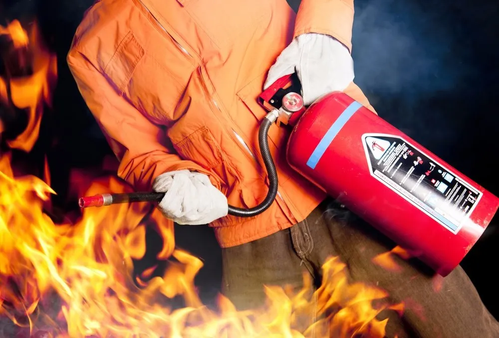 Esercitazione pratica con estintore durante un corso antincendio.