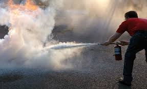 Simulazione di spegnimento incendio durante una prova pratica.