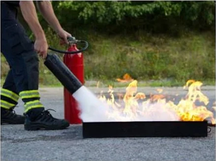 Esercitazione pratica antincendio con istruttore e addetti.