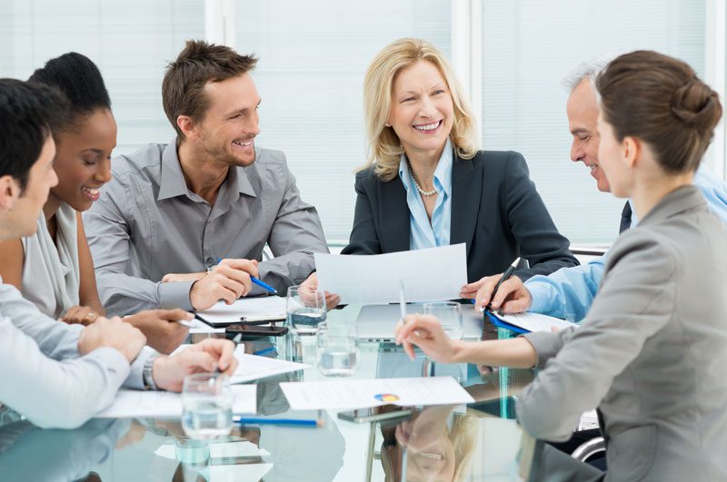 Consulente che analizza documenti di sicurezza insieme al datore di lavoro.