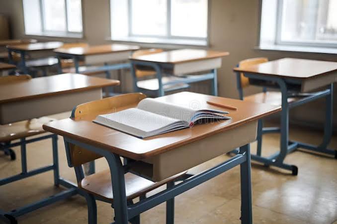 Consulente che esamina documenti di sicurezza in un ufficio scolastico.