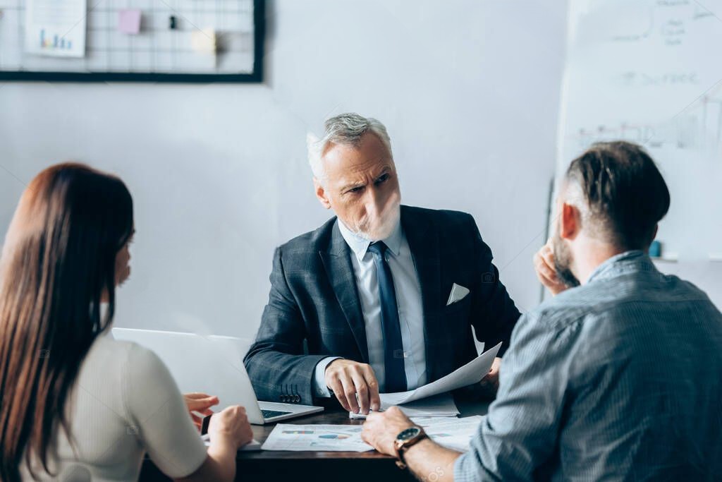 Incontro di consulenza tra azienda e consulente sicurezza.