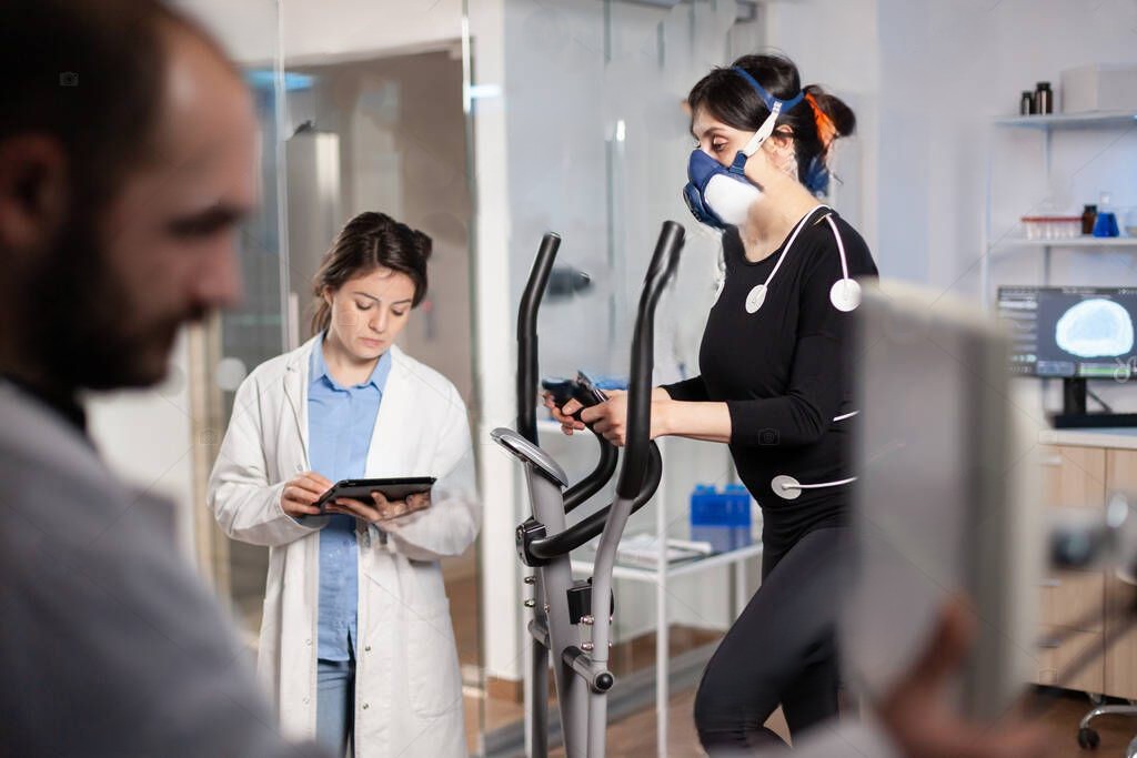 Laboratorio scolastico con attrezzature e studenti impegnati in attività pratiche.