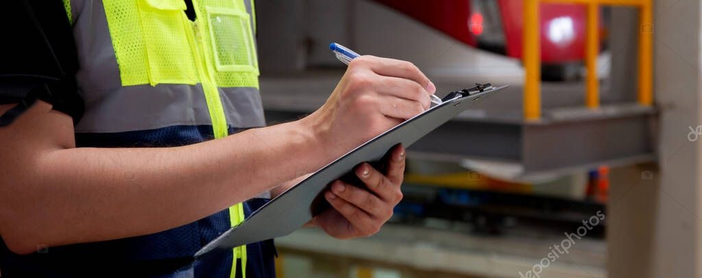 Tecnico della prevenzione che effettua un sopralluogo in azienda.