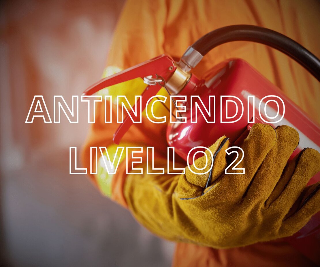 Partecipanti a un’esercitazione di evacuazione durante un corso antincendio.
