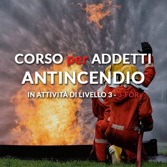 Esercitazione pratica antincendio in un’area industriale con presenza di fumo controllato.
