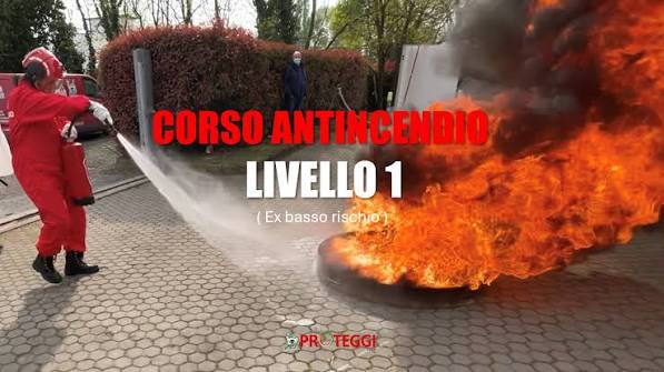 Docente che spiega a un gruppo di lavoratori l’uso dell’estintore durante un corso antincendio.