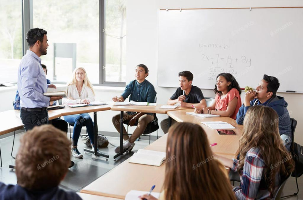 Aula con docenti e personale scolastico durante un corso di formazione sulla sicurezza.