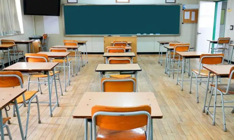 Riunione sulla sicurezza in un ente pubblico o istituto scolastico.